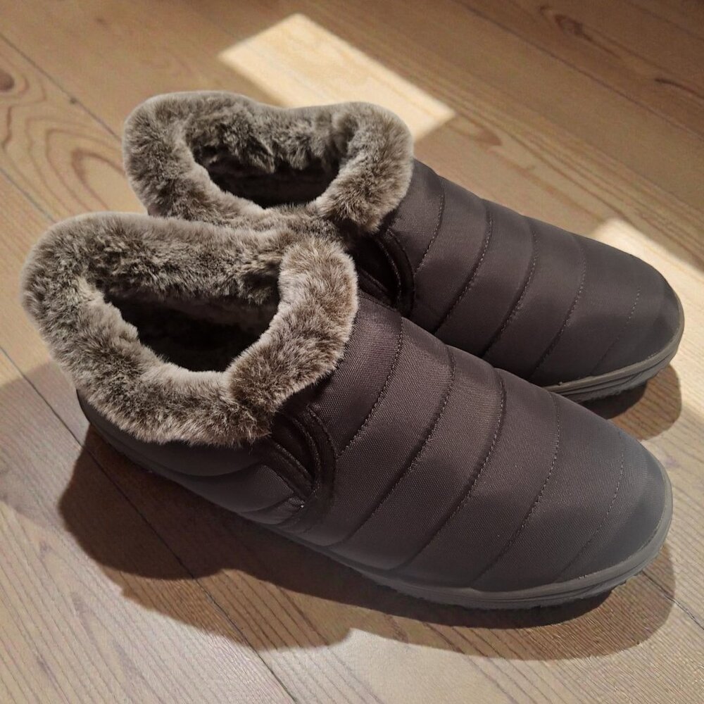 Minnetonka slippers, in a women’s size 9, smooth brown synthetic material - Picture 5 of 6